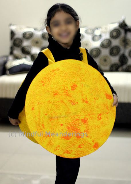 Looking for DIY Planet Venus Costume ? Then you are at the right place. See - Artsy Craftsy Mom - Top Indian hobby, art and craft blog for kids Venus Costume, Outer Space Costume, Planet Dresses, Space Costumes, Moon Costume, Planet Venus, Diy Costumes Kids, Diy Kostüm, Costume Themes