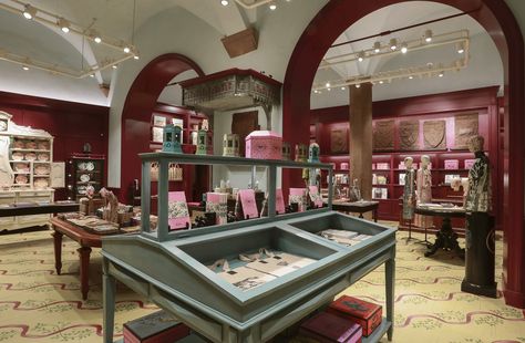 Gucci Garden Opens in Florence Taking Experiential Retail to Next level Gucci Store Interior, Gucci Interior, Gucci House, Gucci Garden, Famous Gardens, Fashion Shops, Gucci Store, Gucci Shop, Showroom Interior Design