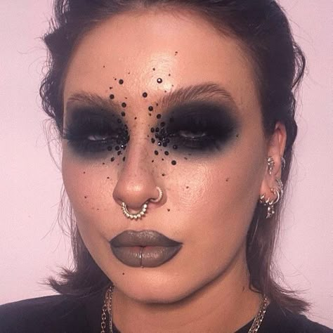 Dark Fairy Makeup, Vampire Makeup Halloween, Devil Makeup, Birthday Makeup Looks, Concert Makeup, Rhinestone Makeup, Makeup Inspired, Halloween Makeup Inspiration, Art Jewelry Design