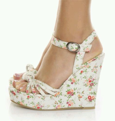 Floral wedges Desert Queen, Mode Shoes, Floral Wedges, Elegante Casual, Chinese Laundry, Fabulous Shoes, Crazy Shoes, Pretty Shoes, Shoe Obsession