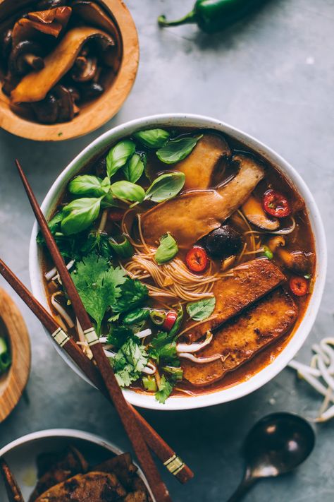 Vegetarian Pho, Vegan Pho, Pho Recipe, Calorie Calculator, Vegan Asian, Vegan Soups, Vegan Pumpkin, Dinner Options, Vietnamese Food