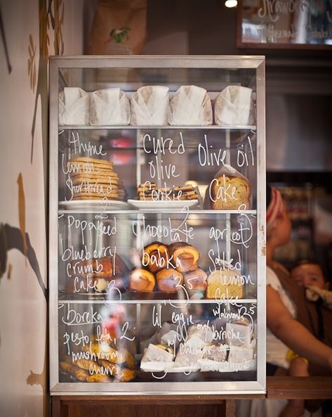 Cafe Display, Pastry Display, Café Design, Bread Shop, Bakery Display, Coffee Shops Interior, Small Cafe, Espresso Bar, Bakery Design