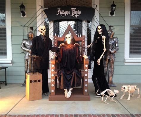 addams family halloween decor ideas Addams Family Halloween Decorations, Family Halloween Decorations, The Addams Family Halloween, Adams Family Halloween, Addams Family Halloween, Halloween Decorations Outdoor Porch, Family Halloween Party, Halloween Skeleton Decorations, Halloween Outside