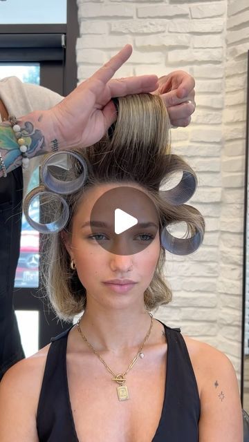 How To Use Big Rollers, Roller Blowout Short Hair, Hair Roller Patterns Long Hair, Short Hair With Rollers Hairstyles, Blow Dry For Short Hair, Jumbo Hair Rollers, Hair Roller Patterns Short Hair, Blowout Volume Hair, Hot Rollers Short Hair Tutorial