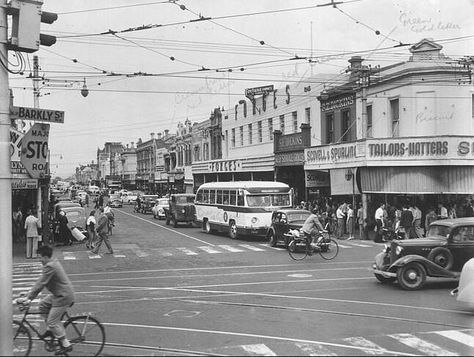 Old photos of Melbourne and suburbs — Hopkins Street, Footscray, 1927. Melbourne Docklands, Retro Australia, Manual Driving, Life In Australia, Australia Vintage, Melbourne Suburbs, Melbourne Street, Australia History, Melbourne City