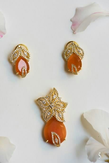 Ruby Jewelry Necklaces, Gold Earrings Models, Pendant Sets, Lucky Jewelry, Modern Gold Jewelry, Indian Jewellery Design Earrings, Gold Pendant Jewelry, Floral Studs, Gold Bride Jewelry