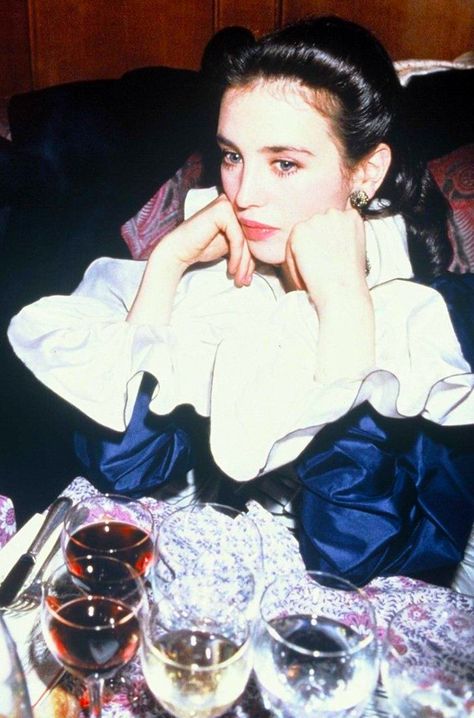 instagram.com/mignonettetakespictures www.la-mignonette.com Isabelle Adjani, French Cinema, Film Inspiration, Awards Ceremony, Best Actress, No. 2, Pretty People, Actors & Actresses, Beautiful People