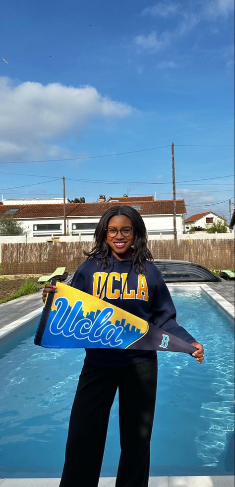 Ucla Student Life, Ucla Acceptance Letter, Ucla Acceptance, Ucla Aesthetics, Graduation Uniform, University Ideas, Ucla College, Ucla University, Ucla Campus