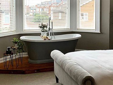 Bathtub in bedroom: practical considerations Free Standing Bath Tub Bedroom, Soaking Tub In Bedroom, Bath In Bedroom Ideas, Bathtub In Bedroom, Bedroom Bathtub, Bedroom With Bathtub, Bath In Bedroom, Bath Benefits, Huge Bed