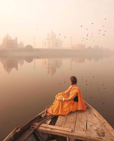 Couple Boat Pictures Photo Ideas, Boat Photoshoot, Vrindavan Photography Pictures, Agra Fort, Taj Mahal India, Wedding Photoshoot Props, The Taj Mahal, Travel Pictures Poses, Agra India