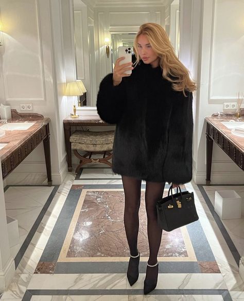 Fancy Winter Outfits Classy Date Night, Luxury Sales Associate Outfit, Rich Winter Outfits, Rich People Outfits, Black Fur Coat Outfit, Fur Coat Outfit, Adrette Outfits, Winter Date Night Outfits, Black Fur Coat