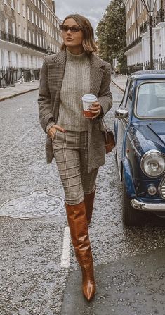 Camel High Boots Outfit, Camel Boots Outfit, Mode Style Anglais, Chic Work Outfits Women, Work Outfit Ideas, Work Outfits Women Summer, Professional Outfits Women, Chique Outfits, Women Office