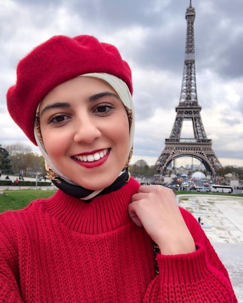 Berets: All The Ways To Wear Them With Hijab - Hijab Fashion Inspiration Paris Family Trip, French Hats, Parisian Look, Hijab Fashion Inspiration, Beret Hat, Berets, Different Outfits, Casual Everyday, Fashion Bloggers