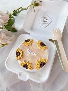 Sunflower Bento Cake, Sunflower Theme Cake, Birthday Cake Decorating Ideas, Mini Cakes Birthday, Birthday Projects, Cake Decorating Ideas, Bento Cake, A Birthday Cake, Simple Birthday