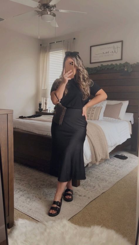 Midi Skirt Outfit Summer Work, Black Satin Skirt Outfit Summer, Satin Midi Skirt Outfits Summer, Black Satin Midi Skirt Outfit, Silk Skirt Outfit Summer, Satin Skirt Outfit Casual, Midi Skirt Outfit Summer, Satin Skirt Outfit Summer, Satin Midi Skirt Outfit