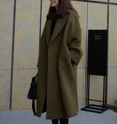 Womens Fall Coats, Fall Fashion Coats, Academia Outfits, Coat Outfits, Coat Design, Womens Fashion Trends, Cute Casual Outfits, Classy Outfits, Army Green