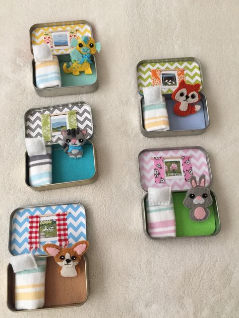 I made some little friends in Altoid Tins Flower Hacks, Mint Tin Crafts, Craft Hacks, Matchbox Crafts, Mint Tins, Cute Sewing Projects, Operation Christmas Child, Tin Art, Innovative Ideas