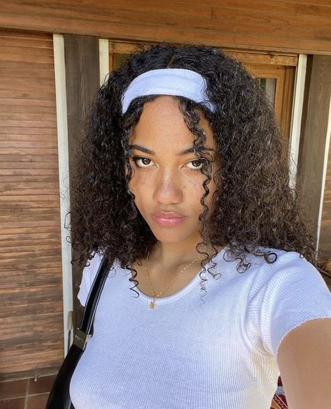 Rugby Hairstyles, Curly Hair Headband, Dyed Hairstyles, Hairband Hairstyle, Mixed Curly Hair, Cute Curly Hairstyles, Curly Hair Styles Easy, Natural Curls Hairstyles, Hairdos For Curly Hair