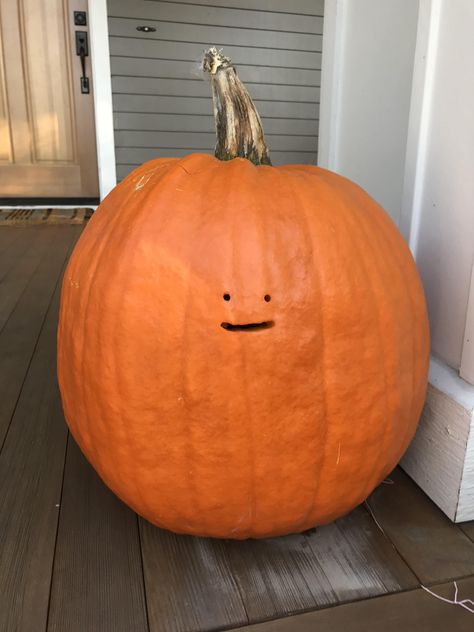 Simple Easy Pumpkin Carving, Tiny Face Pumpkin Carving, Scary Pumpkin Craving, Tiny Face Pumpkin, Pumpkins Carving Ideas Creative, Pumpkin Carving Inspo Funny, Pumpkin Carving Ideas Basic, Goofy Pumpkin Carving Ideas, Cursed Pumpkin Carving