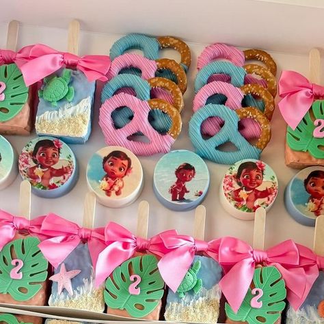 @ediblebykatia on Instagram: "Baby Moana themed party package 🌺🐚 Package included two dozens of each treat: • strawberries  • oreos • rice krispies • pretzels  🏷️ #ediblebykatia #losangeles #montereypark #dessert #partypackages #chocolatecoveredstrawberries #moana #moanaparty #moanababy #disney #moanabirthdayparty #moanatreats #edibleimages #moanadisney" Moana Theme Treats, Moana Rice Krispie Treats, Moana Dessert Ideas, Moana Pretzel Sticks, Moana Party Treats, Moana Candy Table Ideas, Moana Rice Crispy Treats, Moana Treats Ideas, Moana Dessert Table