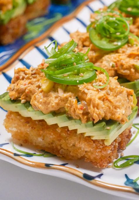 Spicy Tuna Salad with Crispy Rice Crispy Rice Spicy Tuna, Crispy Rice Recipe, Spicy Tuna Recipe, Spicy Tuna Crispy Rice, Tuna Crispy Rice, Rice Crispies Recipe, Spicy Tuna Salad, Fried Sushi, Tuna Tartar