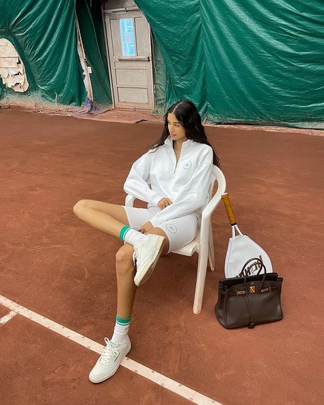 Sporty Girl Outfits, Emily Oberg, Tennis Club, Tennis Clubs, Sporty Girls, Sporty And Rich, Tennis Clothes, Rich Girl, Mean Girls