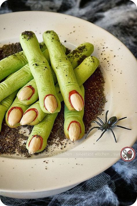 Creepy, Crawly, Gory, Ghoulish, Spooky, Scary Halloween Party Dessert Recipes Halloween Desserts Scary, Snack Halloween, Halloween Party Desserts, Pelottava Halloween, Witch Finger Cookies, Strašidelný Halloween, Easy Halloween Snacks, Postres Halloween, Recetas Halloween