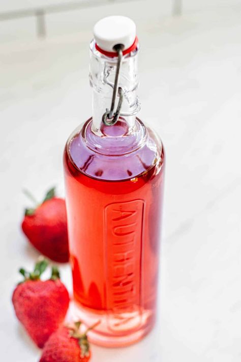 a bottle of red strawberry vodka. Strawberry Infused Vodka, Fancy Cocktails Recipes, Lemon Vodka, Strawberry Vodka, Vodka Recipes, Clean Bottle, Strawberry Topping, Fancy Cocktails, Vanilla Vodka