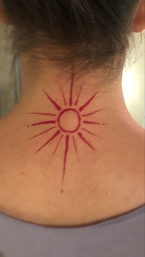 Red Sun Tattoo, Design Tattoo Simple, Sun Henna, Shoulder Henna, Henna Style Tattoos, Hippie Tattoo, Simple Henna Tattoo, Hand Doodles, Tattoo Henna