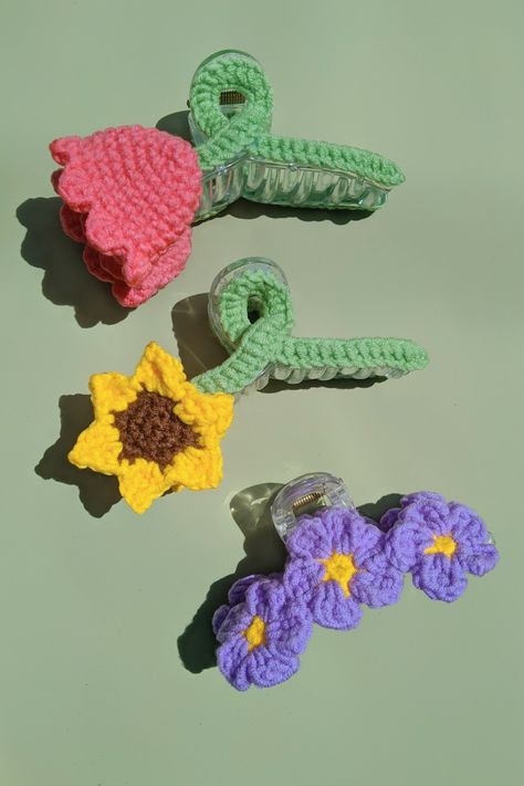 Crochet Spring Accessories, Crochet Hair Claw Clip, Crochet Flower Claw Clip, Crochet Claw Clip Pattern, Hairclip Crochet Ideas, Crochet Hair Claw, Crochet Claw Clip, Crochet Clips, Crochet Clip