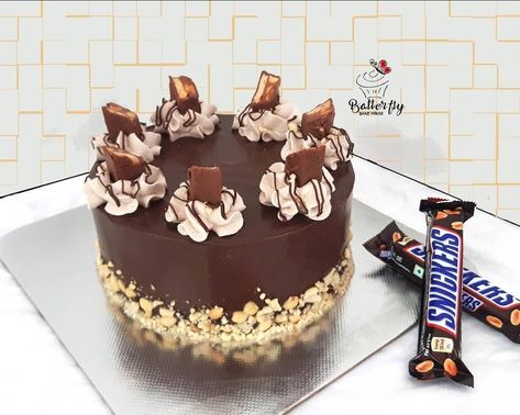 Snickers Cake Decoration, Grandma Cake, Snickers Cake, Snickers Chocolate, 14th Birthday Cakes, Birthday Cake Chocolate, Creative Cake Decorating, Pastry Cake, Birthday Party Cake