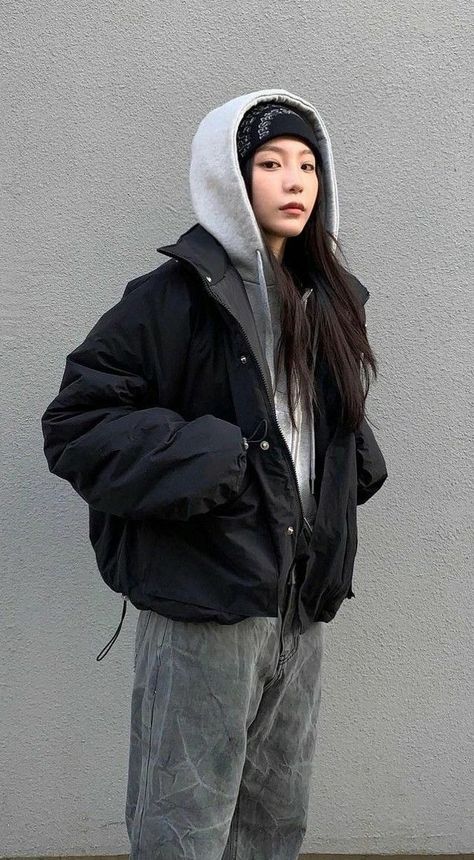 Puffy Jacket Reference, Black Puffer Jacket Outfit Korean, Korean Puffer Jacket Outfit, Puffy Jacket Outfit Street Style, Masculine Female Outfits, Black Puffer Outfit, Puffer Jacket Street Style, Puffy Jacket Outfit, Women Puffer Jacket