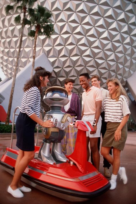 Epcot 1989 Epcot Ball, 80s Disney, Disneybound Ideas, Tema Disney, Epcot Center, Disney Attractions, Disney World Epcot, Retro Disney, Spaceship Earth