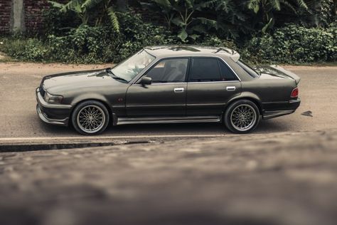 BUDGET DAILY: 1991 Toyota X81 Cressida | The Daily Star Toyota Vintage Cars, Mid Size Sedan, Toyota Cressida, Toyota Carina, Car Vintage, Car Toys, Toyota Hiace, Car Mods, Car Projects