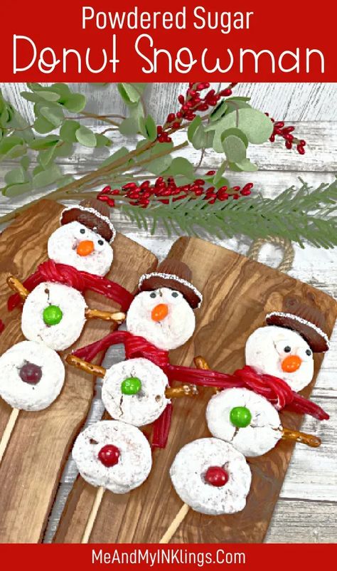 Powdered Sugar Donut Snowman Recipe #donutsnowmen #donuts #snowmandonut #poweredsugar #recipesforkids #snowman #snack Snack Ideas Christmas, Donut Snowman, Christmas Centerpiece Diy, Christmas Diy Snacks, Christmas Snack Ideas, Snowman Snack, Snowman Recipes, Snowman Donuts, Snowman Treats