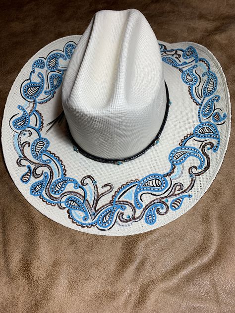 Western Helmet, Cowboy Hat Design, Rhinestone Crafts, Straw Cowboy Hat, Painted Hats, Western Cowboy Hats, Rodeo Fashion, Diy Hat, Women's Headwear