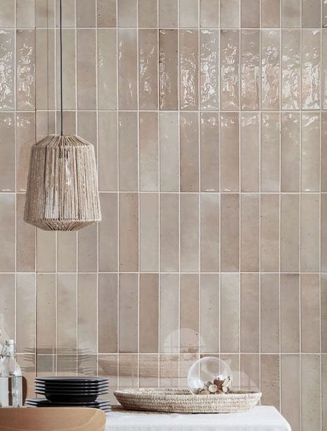 Pearlescent Tiles Kitchen, Kitchen Splashback Tiles Patterns, Cream Metro Tiles Bathroom, Bathroom Tiles Neutral, Tiled Kitchen Splashback, Small Kitchen Tiles Ideas, Beige Kitchen Tiles, Backsplash Powder Room, Tiled Splashback Kitchen