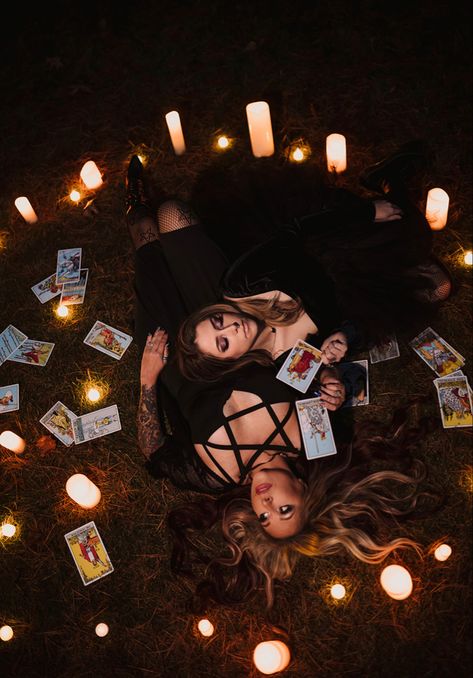 Spooky Session Ideas, Friend Horror Photoshoot, Halloween Themed Best Friend Photo Shoot, Sisters Halloween Photoshoot, Bestie Witch Photoshoot, Witch Pictures Ideas, Two Witches Photoshoot, Spooky Sister Photoshoot, Witchy Friend Photoshoot