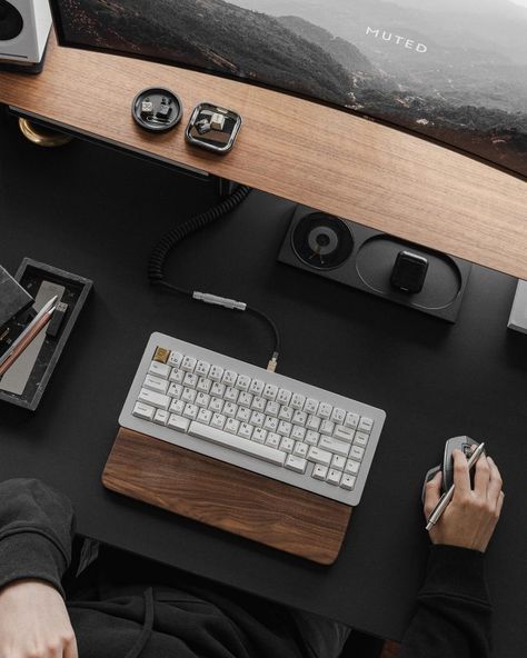 Clean UltraWide Monochrome Workspace – UltraLinx Computer Desk Organization, Desk Gadgets, Desk Inspo, Desk Inspiration, Pc Mouse, Best Pc, My Workspace, Gaming Room Setup, Pc Setup