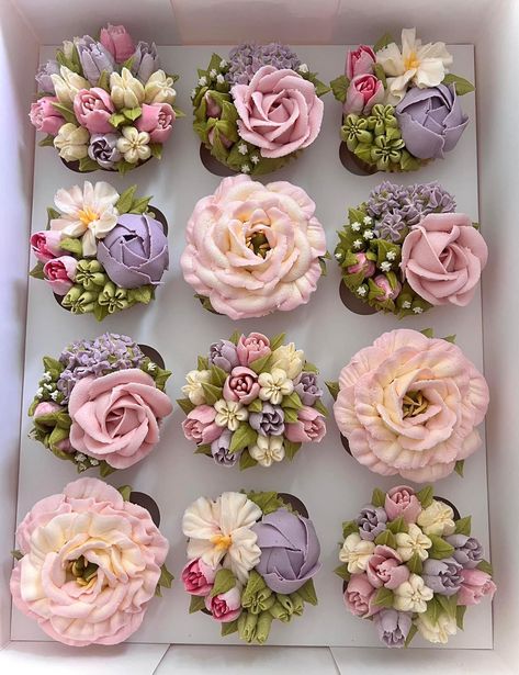 Small Desserts For Weddings, Flower Petal Cupcakes, Pastel Flower Cupcakes, Cake Bouquet Flowers, Tea Party Baby Shower Ideas Decoration, Flower Birthday Cupcakes, Cupcake Bouquet Ideas, Simple Cupcake Decorating Ideas, Flower Cupcakes Bouquet