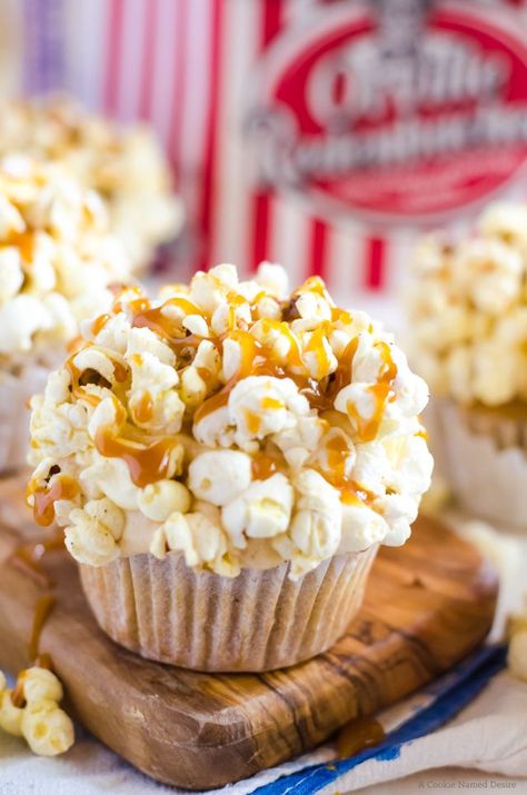 The most addictive, salty sweet brown butter cupcakes with caramel frosting and popcorn. Perfect for movie night or an awards show party! Cupcakes With Caramel Frosting, Popcorn Dessert, Cupcakes With Caramel, Popcorn Cupcakes, Salted Caramel Popcorn, Butter Cupcakes, Caramel Frosting, Caramel Popcorn, Food Cakes