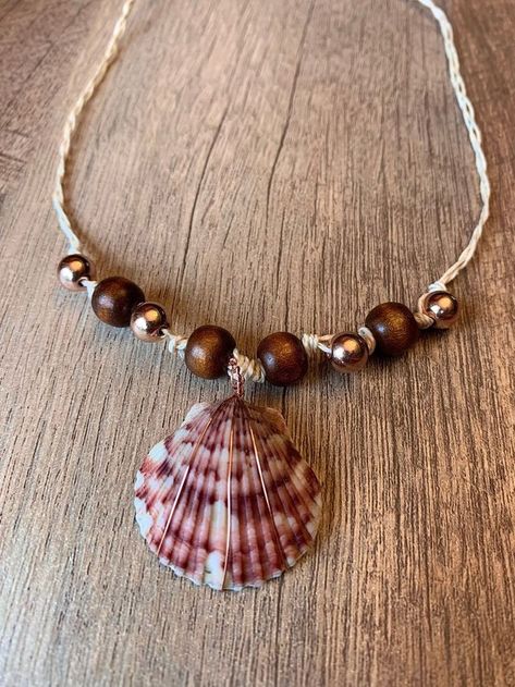 Shell Bracelet Ideas, Sea Shell Necklace Diy, Shell Necklace Aesthetic, Shell Jewelry Ideas, Shell Necklace Diy, Seashell Jewelry Diy, White Shell Necklace, Sea Shell Necklace, Coquille Saint Jacques