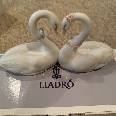 Timeless And Absolutely Gorgeous Lladro Endless Swan Figurine. The Detailed Beauty On This Piece Is Amazing As The Long Necks Of The Swans Form A Heart. Brand New, Never Displayed And In Original Box. Received As A Gift. Swan Statue, Love Swans, Ceramic Swan, Swan Love, Swan Figurine, Heart Brand, Nails Colors, Small Sculptures, Soft Feminine