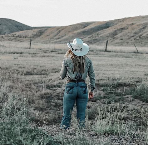 Rodeo Photoshoot Ideas, Western Outfits For Senior Pictures, Cowgirl Shooting Photo Ideas, Cute Western Photoshoot, Western Senior Picture Ideas With Horses, Punchy Senior Pictures, Ranch Wife Aesthetic, Punchy Photoshoot Ideas, Wrangler Photoshoot