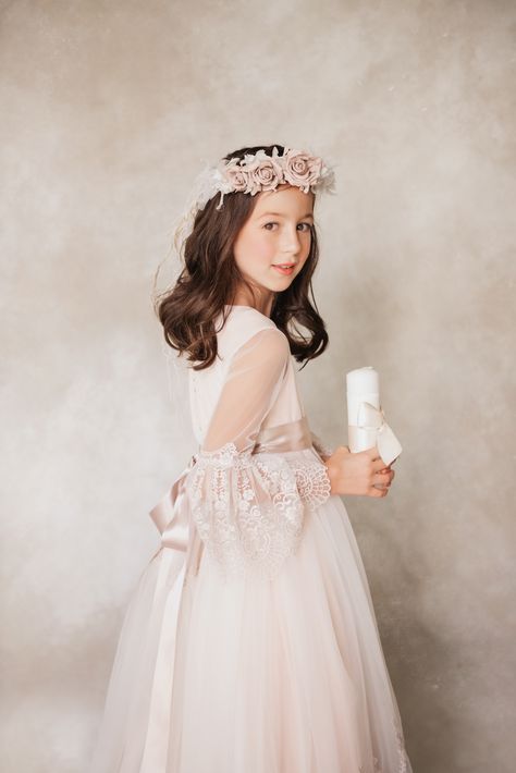 First Communion Photo Ideas, Holy Communion Photoshoot, First Communion Pictures, First Communion Photoshoot, First Communion Photography, Communion Pictures, Communion Photos, First Communion Decorations, Communion Decorations