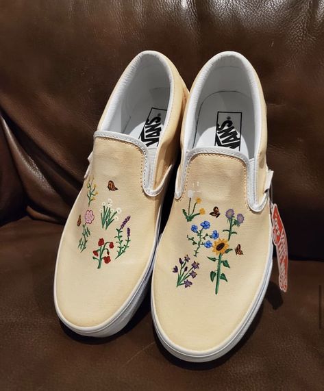 Cute Painted Shoes Ideas Easy, Shoe Embroidery Ideas Vans, Van Painting Ideas Shoes, Vans Embroidery Slip On, Embroidery Slip On Shoes, Diy Vans Paint, Painted Vans Diy Easy, White Vans Painted Shoes Ideas, Painted White Vans