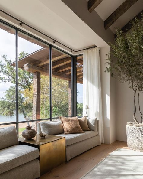 Belgian minimal modern style in a lakehouse with design by Marie Flanigan. Photo: Julie Soefer Marie Flanigan Interiors, Marie Flanigan, House Mediterranean, Ranch House Designs, Lake Travis, Hello Lovely, Shabby Chic Homes, Sustainable Home, Traditional Interior