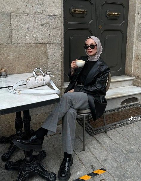 Classic Outfits Hijab, Classic Hijab Outfit, Old Money Outfit Women Hijab, Winter Outfits Hijab Style, Hijab Business Outfit, Timeless Hijab Outfits, Hijab Fashion Inspiration Winter, Old Money Hijab Outfit, Old Money Muslim Outfit