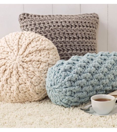 Cozy & Pretty Crochet Pillows: free crochet patterns Crocheted Pillows, Confection Au Crochet, Crochet Pillow Pattern, Knitted Cushions, Crochet Pillows, Easy Crochet Projects, Crochet Simple, Crochet Cushions, Crochet Home Decor