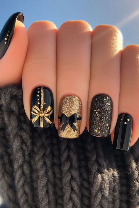 Black Glitter Christmas Nails, Classy Christmas Nails Acrylic, Black Christmas Nails, Elegant Christmas Nail Designs, Black Gold Nails, Nye Nails, Nail Art Noel, Christmas Nail Art Ideas, Black Nails With Glitter